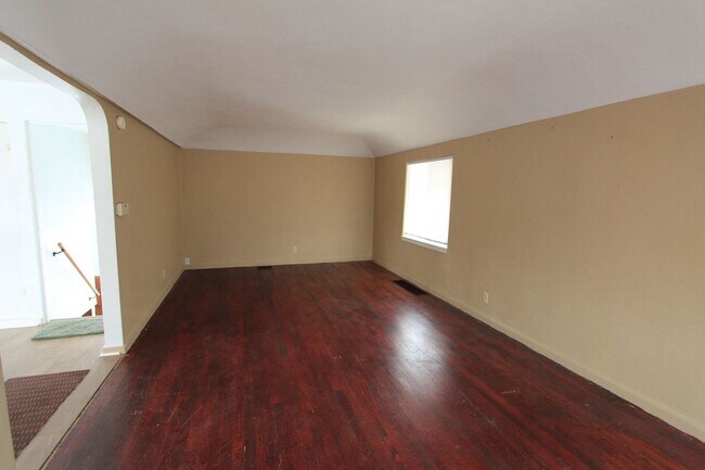 Building Photo - 3 bedrooms, 1.5 bath home with single car ...