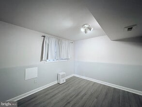 Building Photo - 2000 English Oak Ct