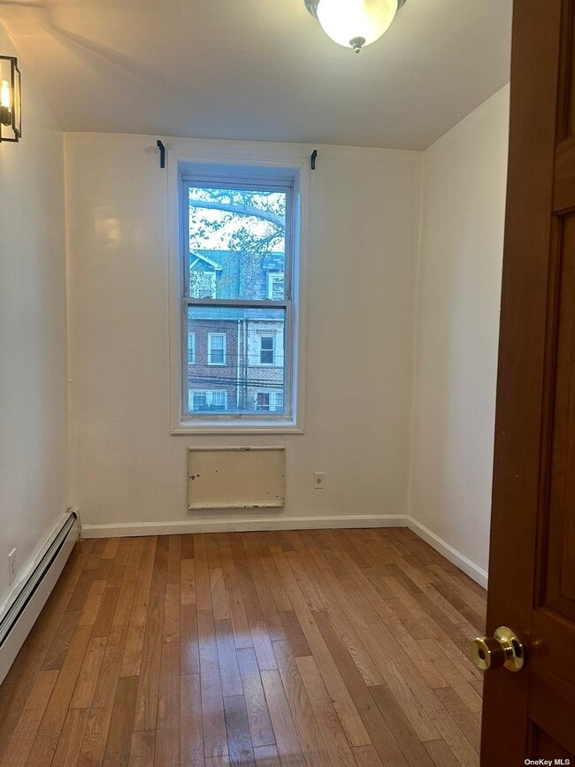 Foto del edificio - 27-32-32 12th St