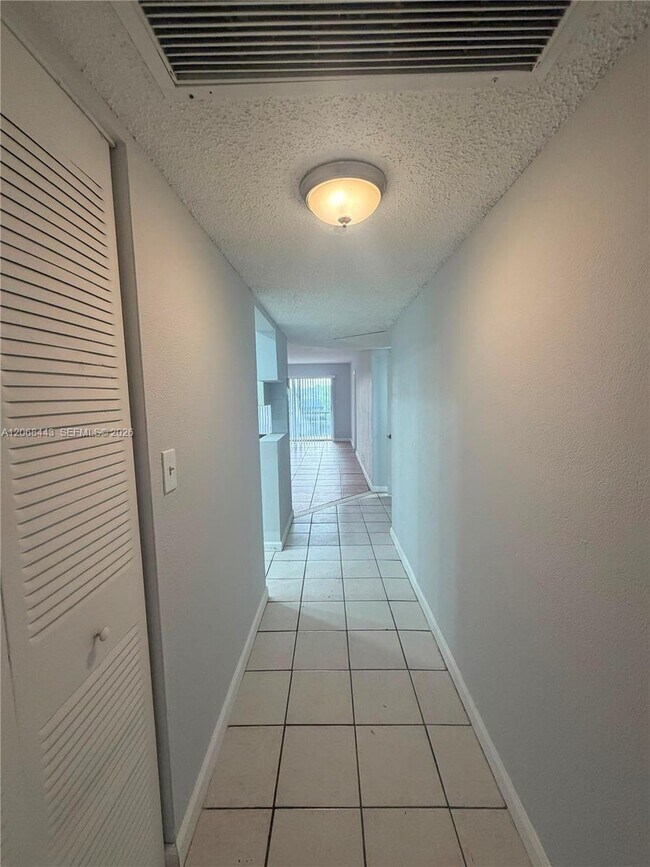 Building Photo - 8020 N Colony Cir