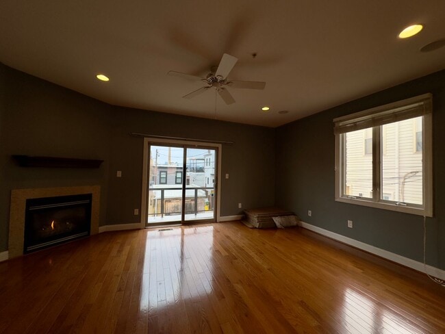 Building Photo - Must-see 3 Bedroom Townhome with Attached ...