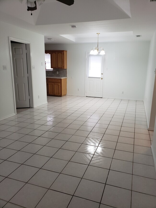 Building Photo - 1107 Stonehaven Blvd