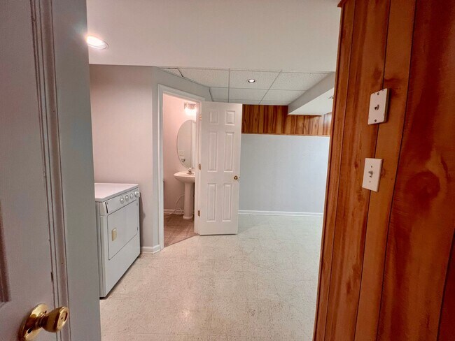 Building Photo - Three Level Townhome in the Mills Farm Com...