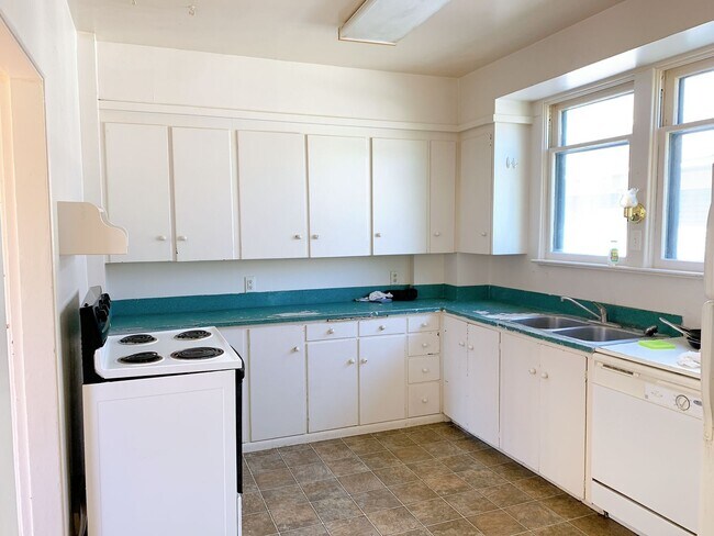 Building Photo - Classic 4 bdrm/2 bath High St home, right in the heart of Student Row!