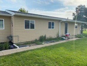 Building Photo - 1324 Vandenberg Cir E