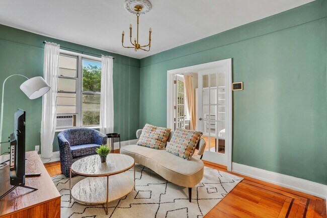 Foto del edificio - ROOM ONLY in 3-bed/1.0-bath Home