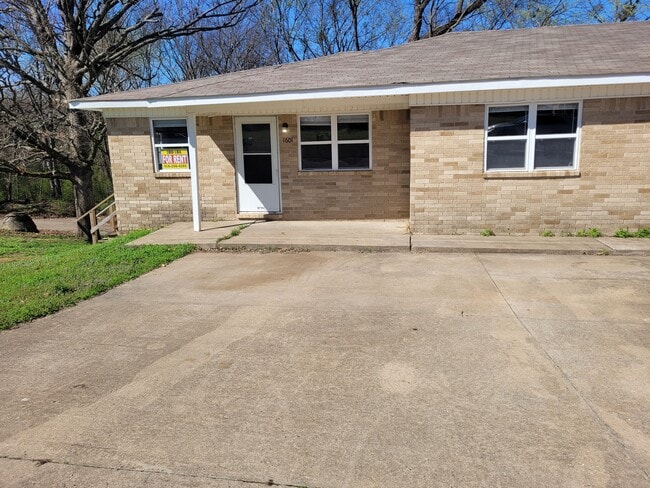 Building Photo - 1601 N Hills Blvd