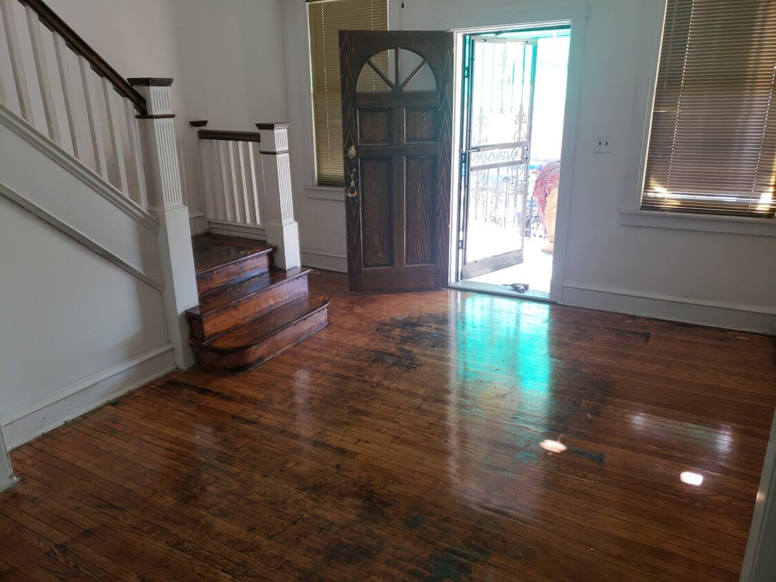 Foto principal - 6861 Upland St