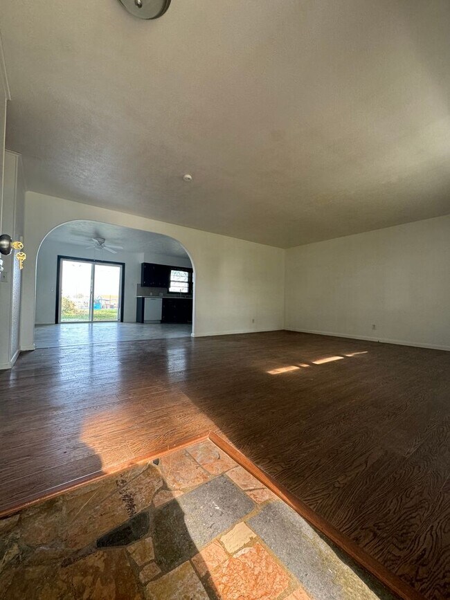 Building Photo - Beautiful 3 bedroom 1.5 bath home in Nixa