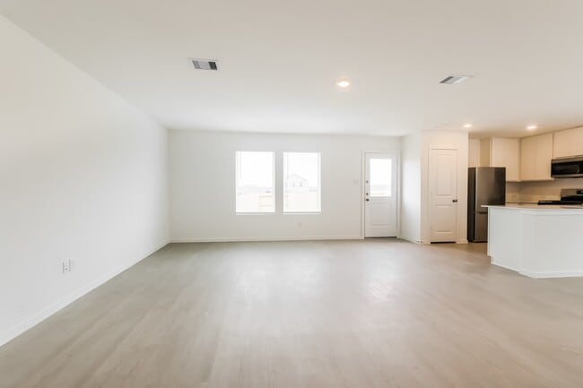 Building Photo - 303 Bush Mdw Ln