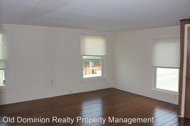 Building Photo - 3 br, 1 bath House - 220 South Main Street