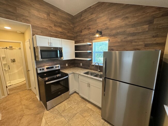 Building Photo - 1010 Rockmoor