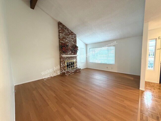 Foto del edificio - 4445 Via Santa Maria