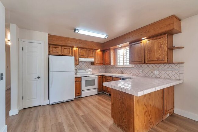Building Photo - Awesome 4 Bedroom Home in Orem w 2 car garage