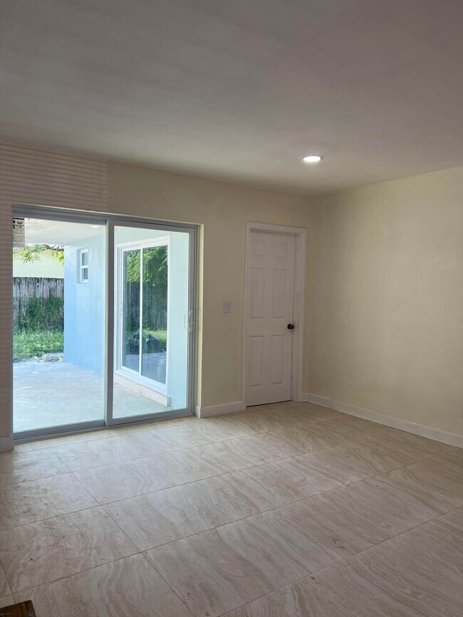 Foto del edificio - 301 SW 72nd Ave