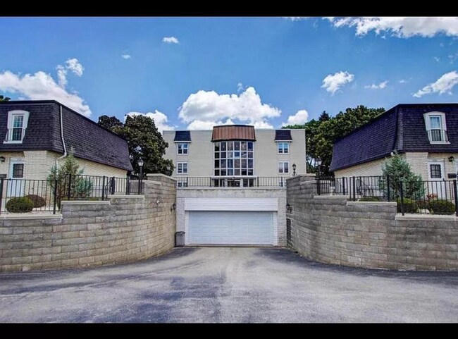 Foto del edificio - 9500 N Green Bay Rd