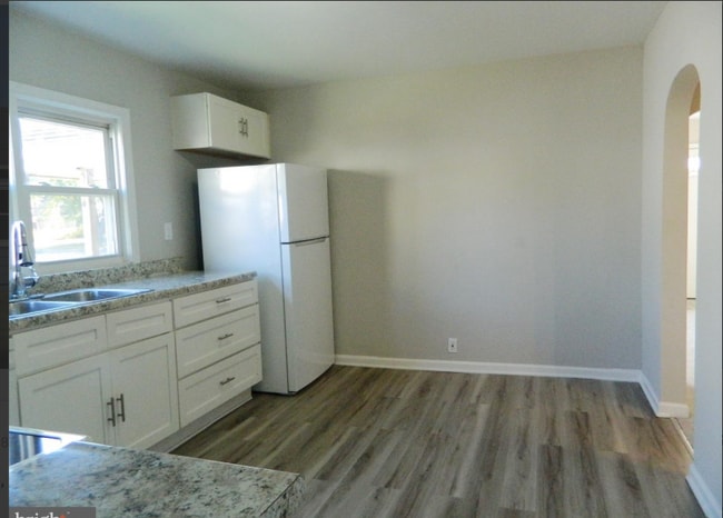 Building Photo - 719 E Division St