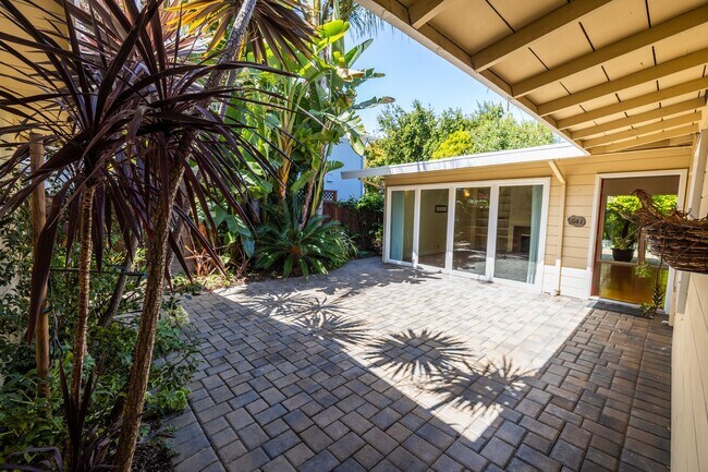 Foto del edificio - Beautiful Mid-Century Modern Home Across from Mitchell Park