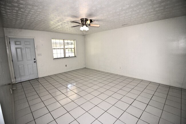 Building Photo - 8365 Warren Dr