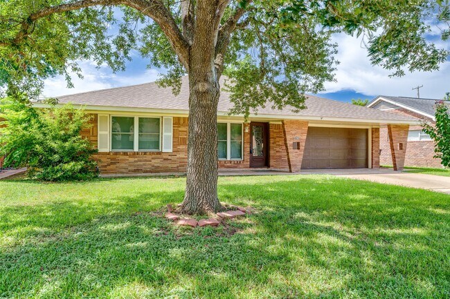 Foto del edificio - 4025 Silverwood Dr