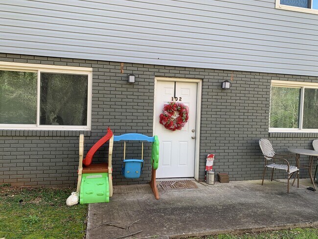 Building Photo - 903 E Red Bud Rd