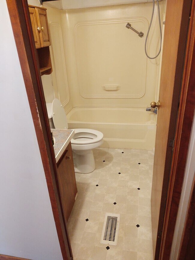 Foto del edificio - 2 Bedroom 1 bath Trailer in Whittier  $950 a month