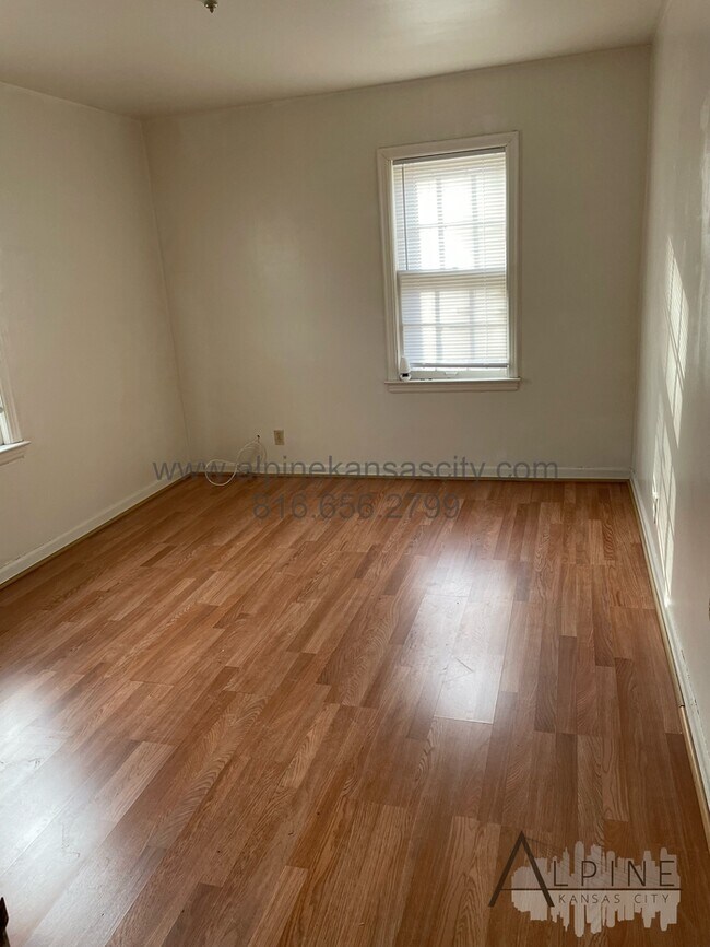 Building Photo - 2 Bed, 2 Bath, KCK Home