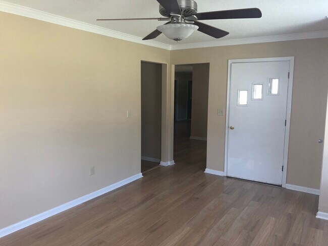 Living Room - 22 Coatsland Dr