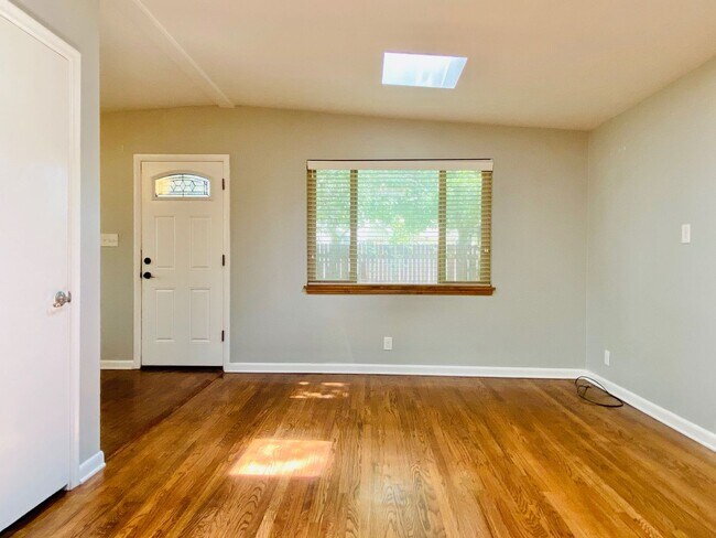 Foto del edificio - Darling Midvale Rambler Near Fort Union!