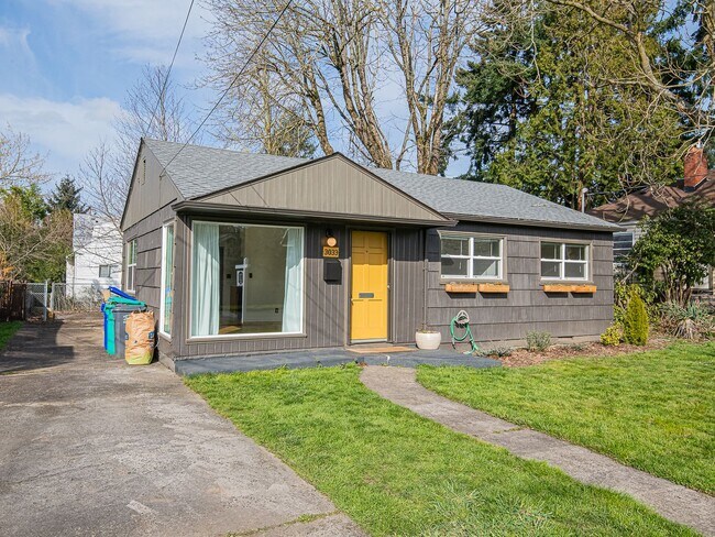 Foto del edificio - Adorable 3-bdrm/1-bath in Kenton. Hardwoods, deck, W/D, huge fenced backyard, off-street parking