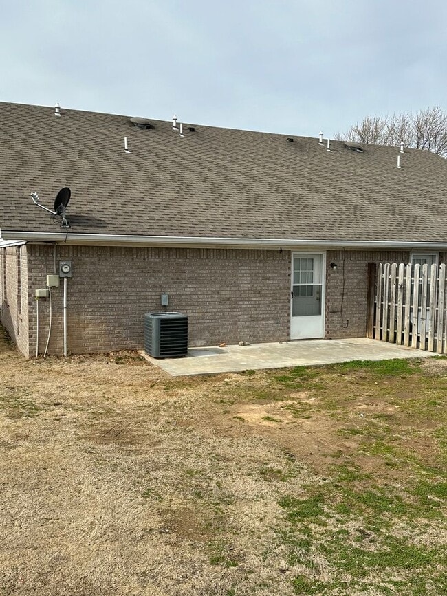 Building Photo - Nice 3 bedroom, 2 bath brick duplex