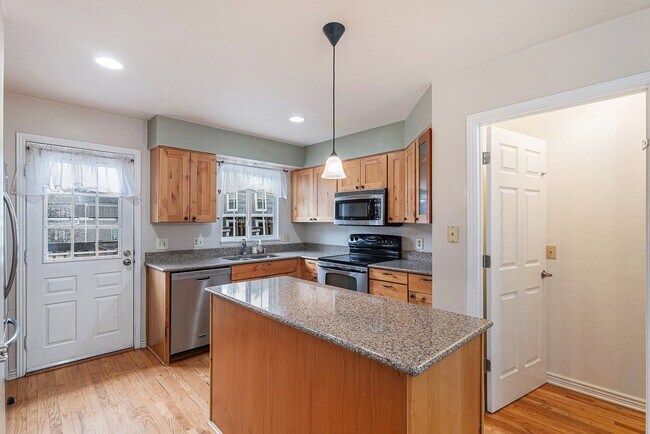 Foto del edificio - 3 Bedroom 2 Bathroom End Unit Townhome!