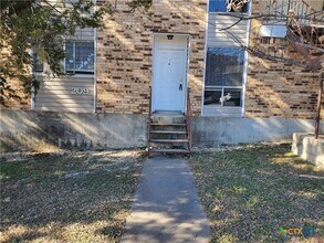 Building Photo - 209 Oak Trail Dr