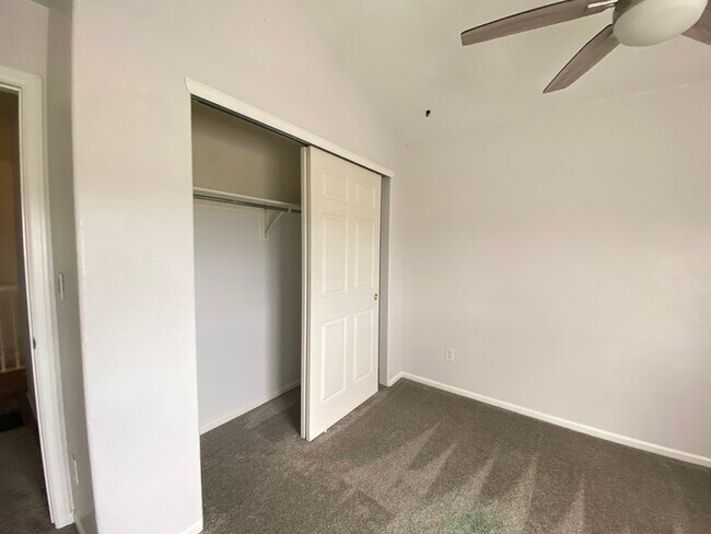 Foto del edificio - 721 Waterglen Dr