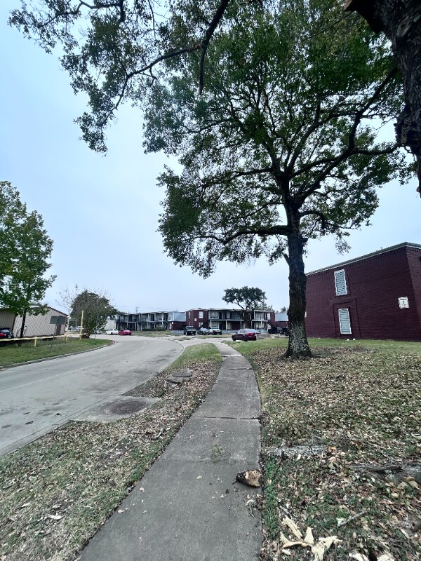 Foto del edificio - 2300 Red Bluff Rd