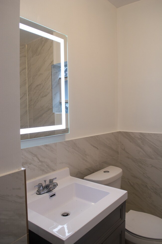 Foto del edificio - 7933 S South Shore Dr