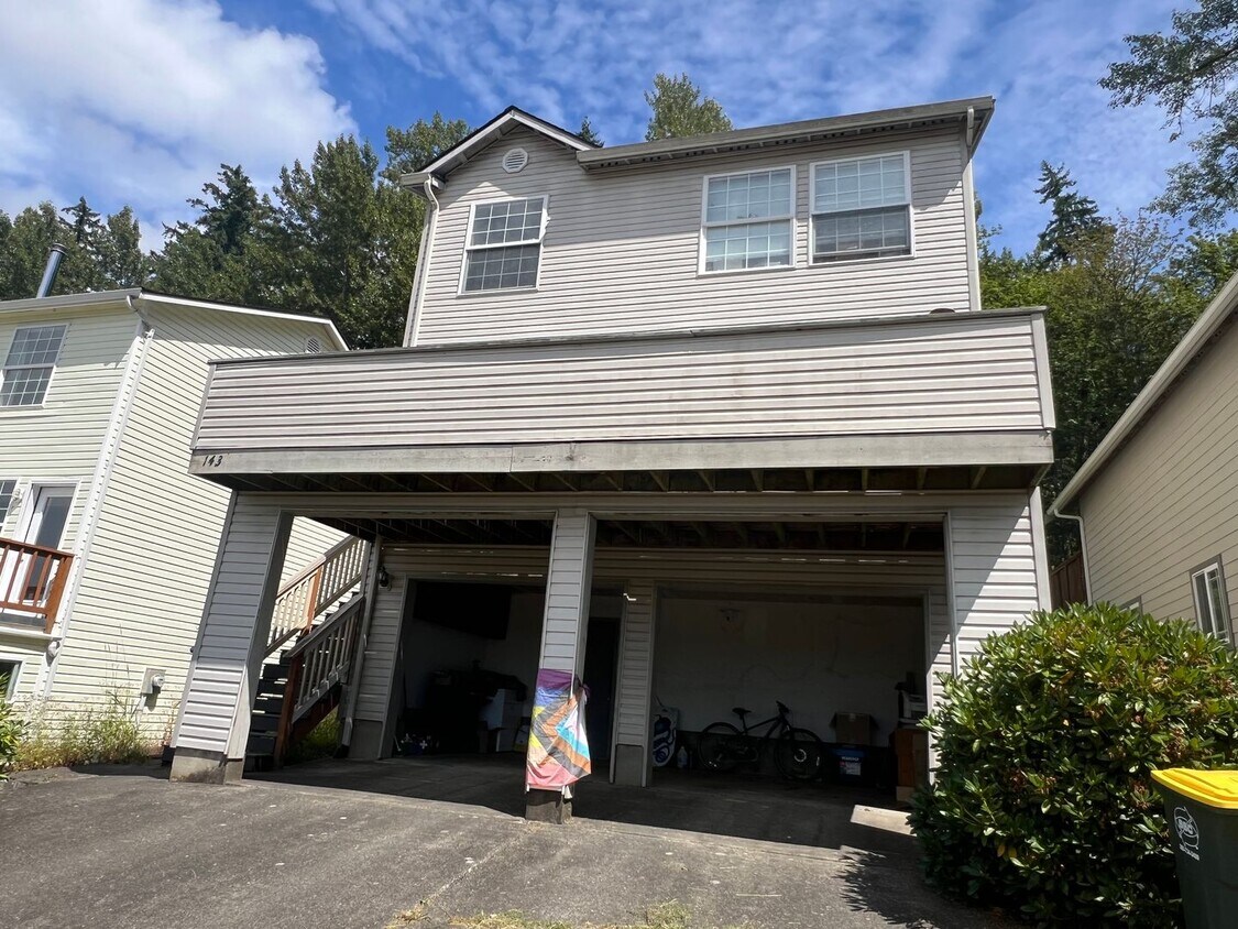Foto principal - 3 Bed 1.5 half bath House Close to WWU and...