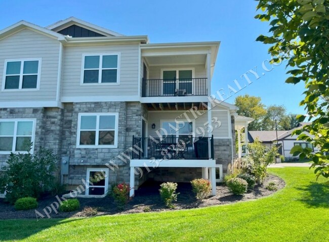 Foto del edificio - Spacious 4-Bedroom Townhome with Finished Basement in Blue Valley School District-Available NOW!!