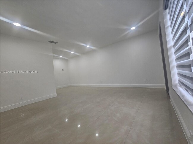 Foto del edificio - 700 NE 46th Ct