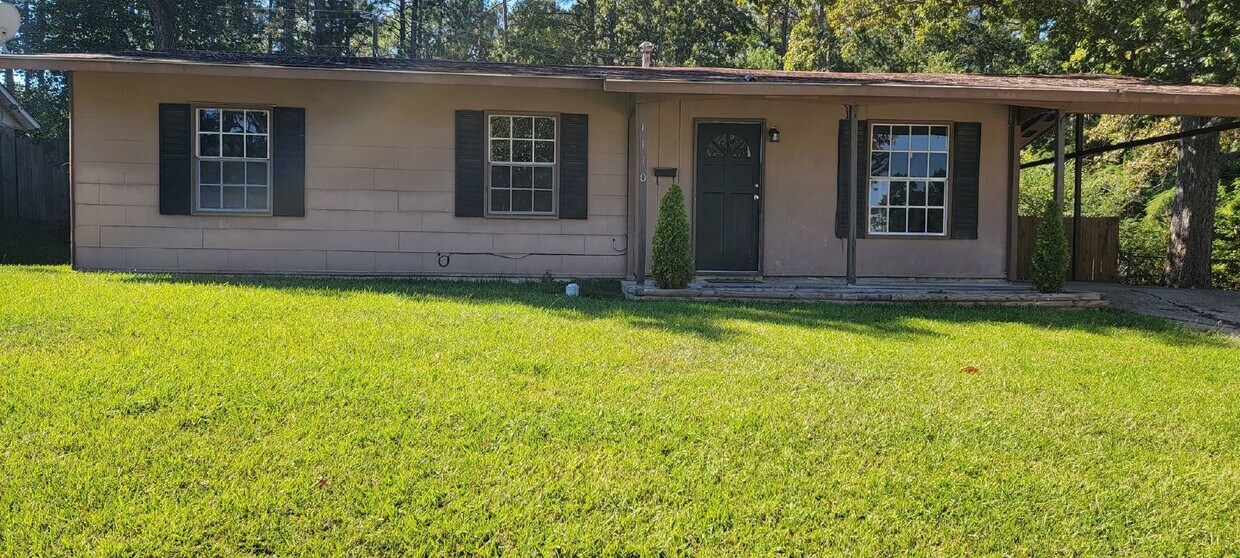 Foto principal - 3 bedroom, 1 1/2 bath home