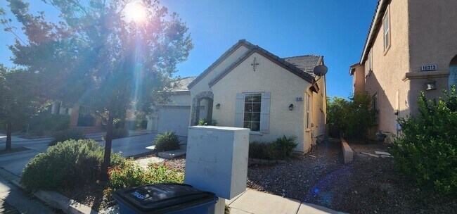 Building Photo - Charming 3 bedroom home with great curb ap...