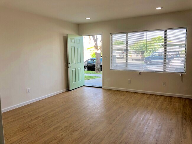 Building Photo - 1176 Del Valle Ave