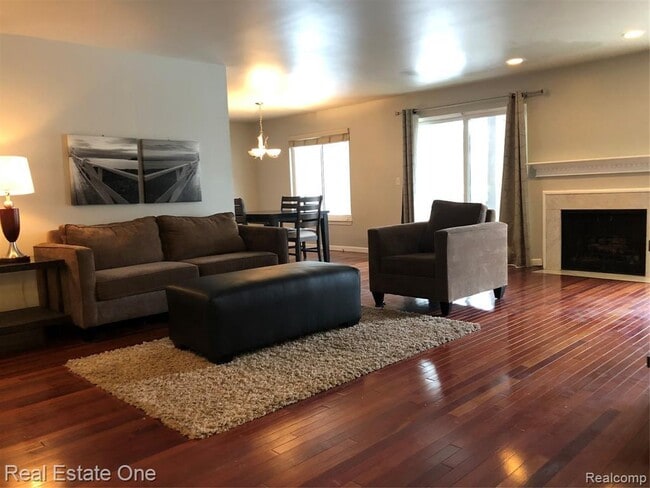 Building Photo - 7482 N Brynmawr Ct