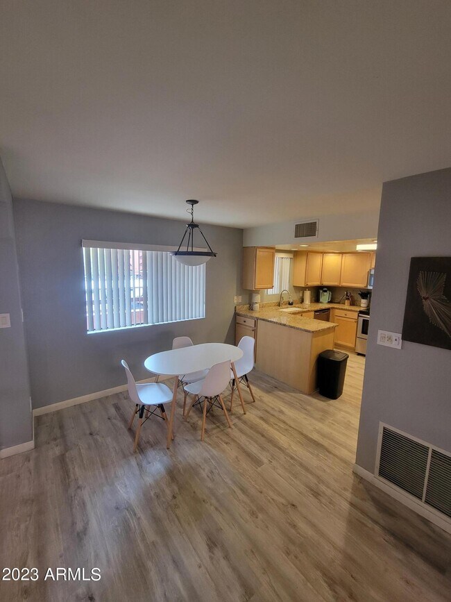 Foto del edificio - 12222 S PARADISE VILLAGE Pky