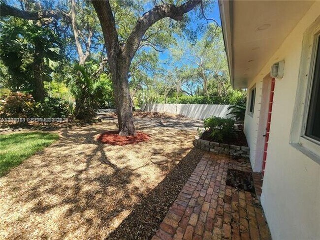 Foto del edificio - 16575 Old Cutler Rd