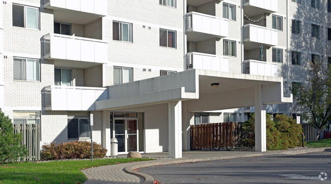 Building Photo - Emerald Tower