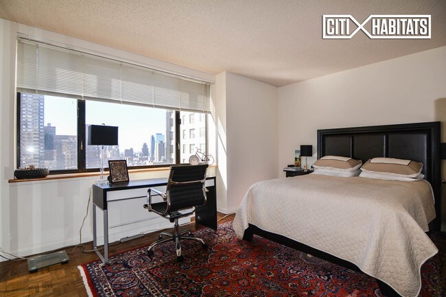 Foto del edificio - 30 W 61st St