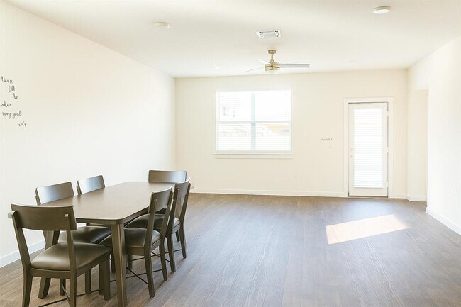 Foto del edificio - 3013 Louris Ln