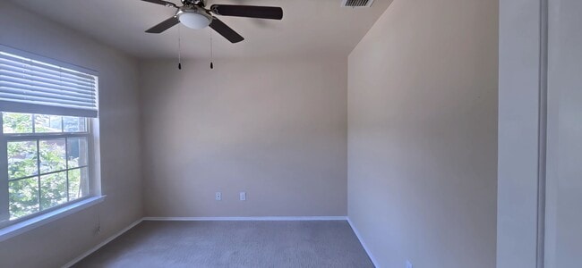 Foto del edificio - 160 Wild Rose Ct