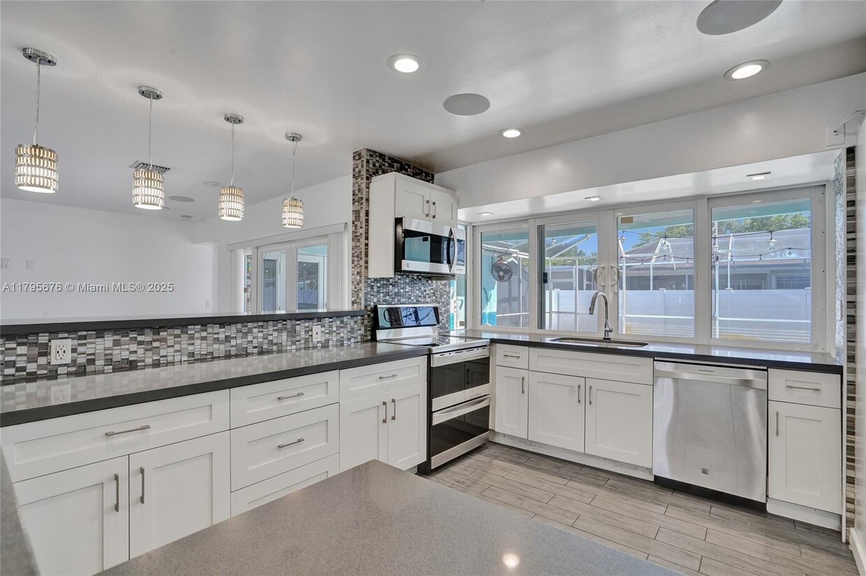 Primary Photo - 9240 SW 54th St